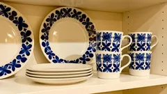 Älä heitä pois. Tuo valkoinen lautanen sinisen kuvion kanssa maksaa sinulle 600 euroa